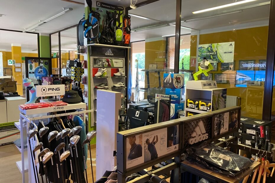 campo de golf con tienda de articulos