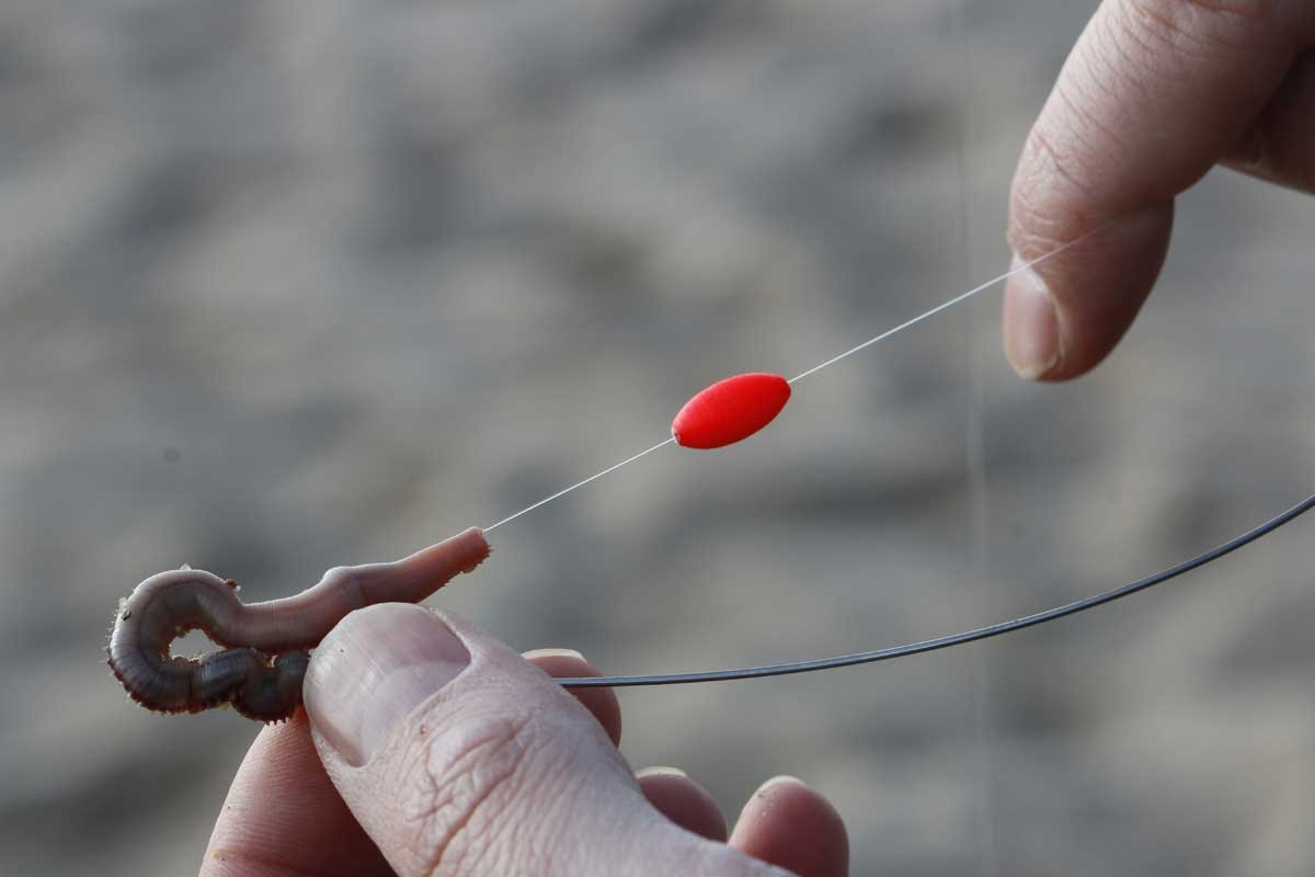 cana de pescar con anzuelos y cebo