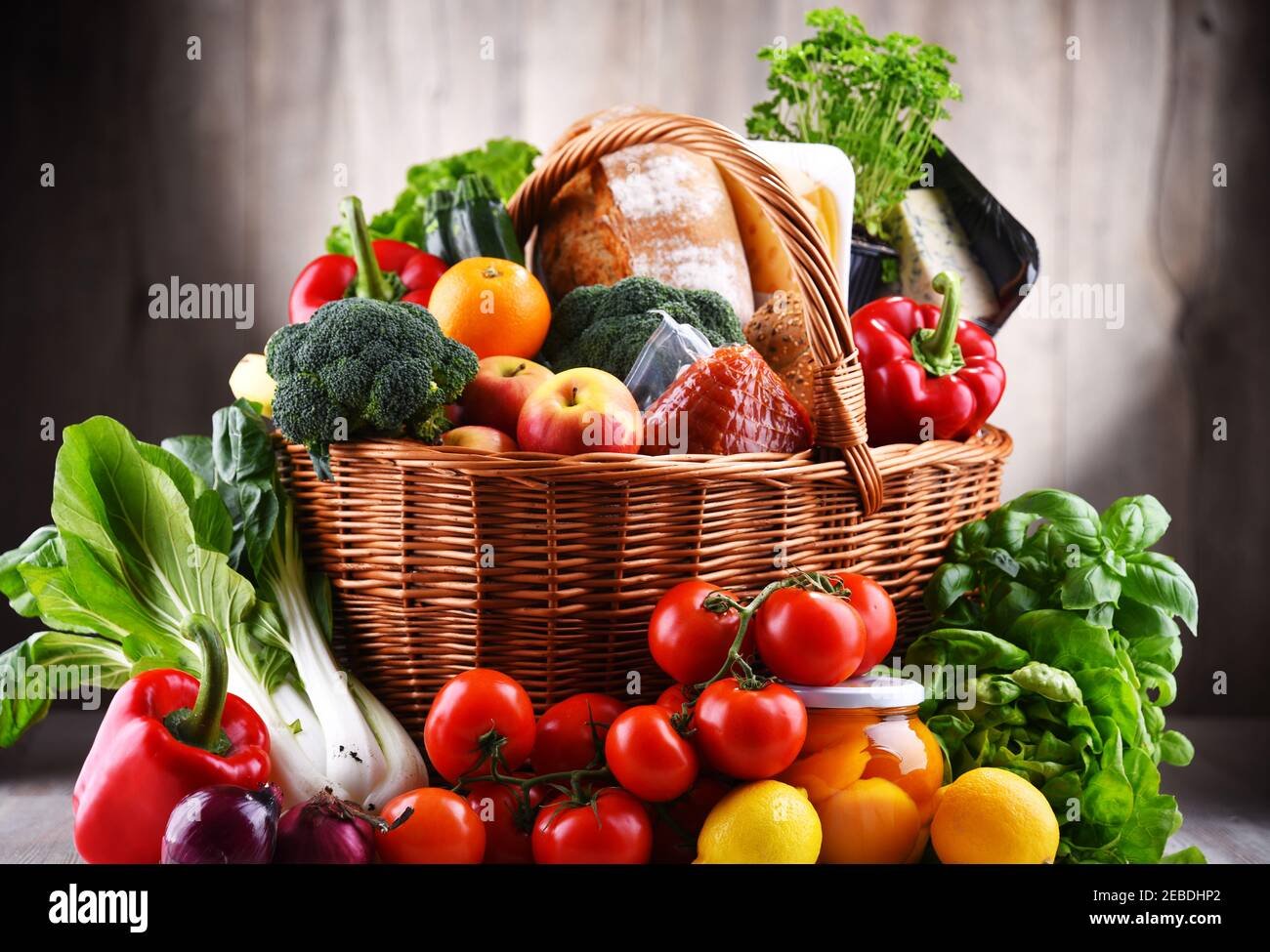 canasta de frutas y verduras frescas variadas