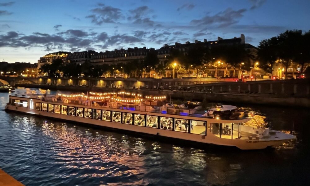 cena de lujo en crucero elegante