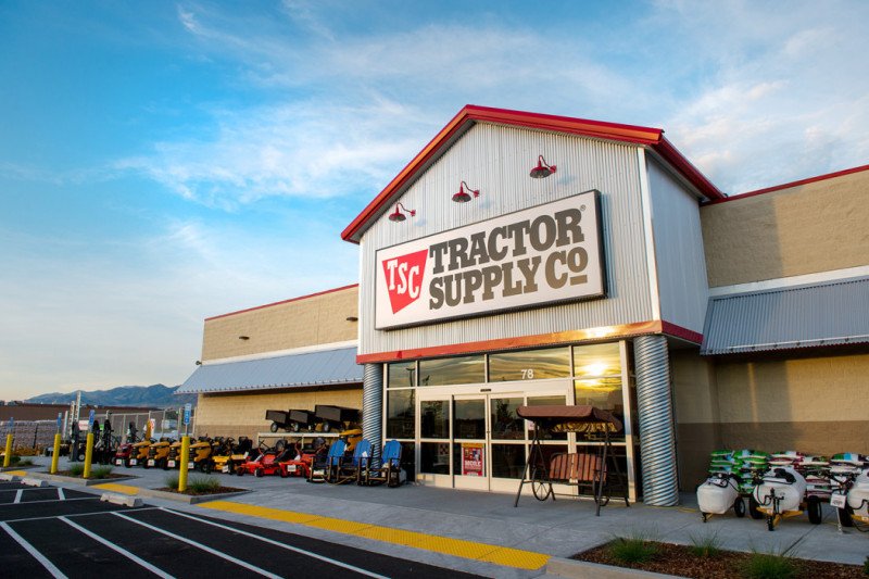 cliente devolviendo producto en tienda tractor supply