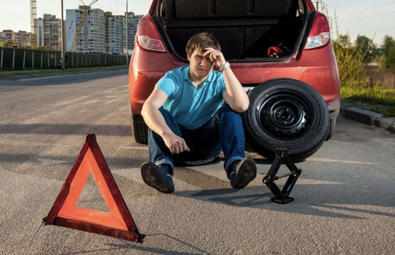 coche averiado en carretera esperando asistencia