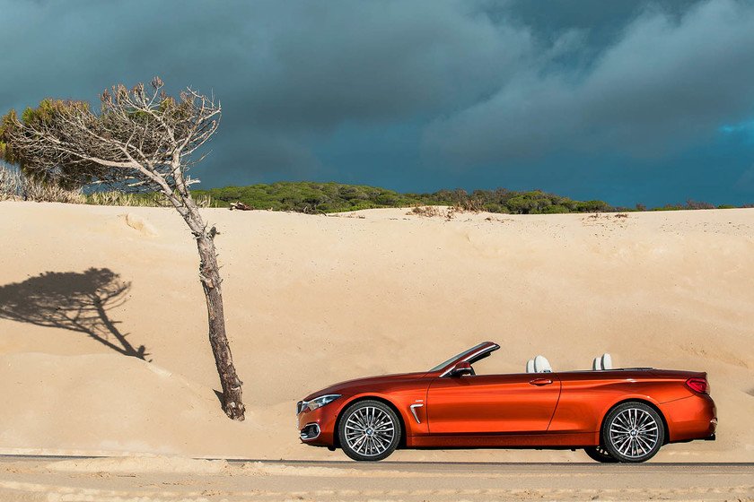 coche deportivo descapotable en carretera sin fin