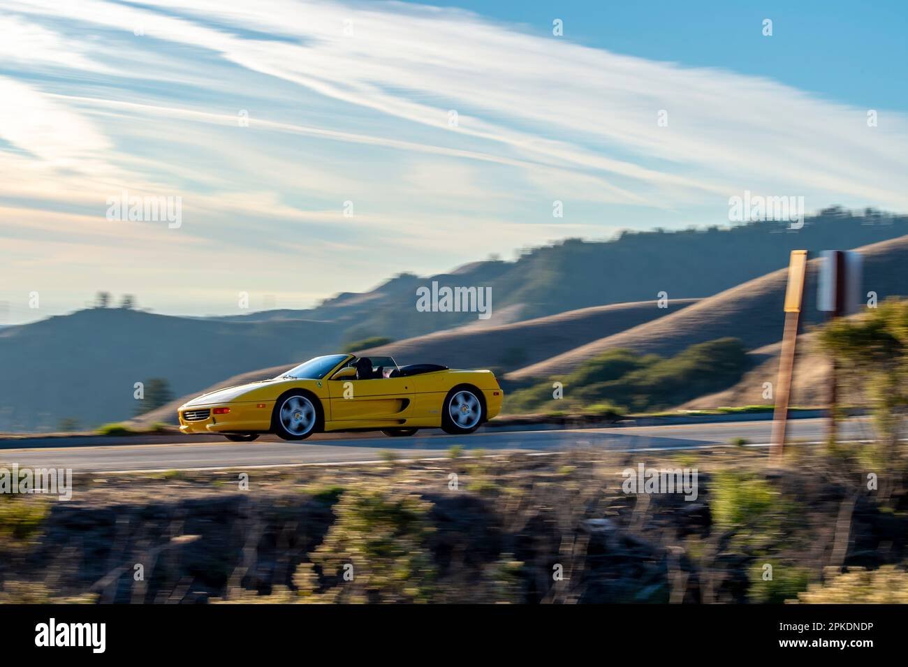 coche deportivo recorriendo una carretera sinuosa