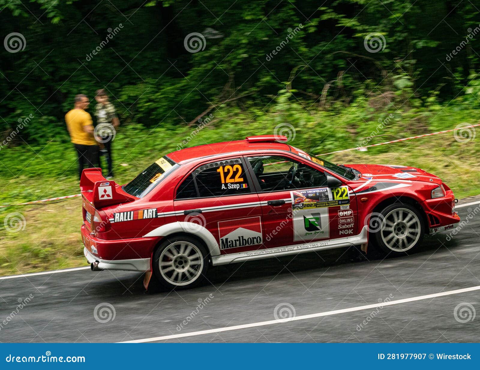 coche deportivo rojo en carretera panoramica