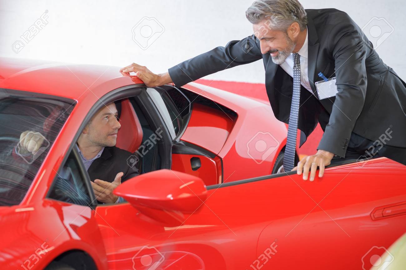 coche deportivo rojo en concesionario de autos