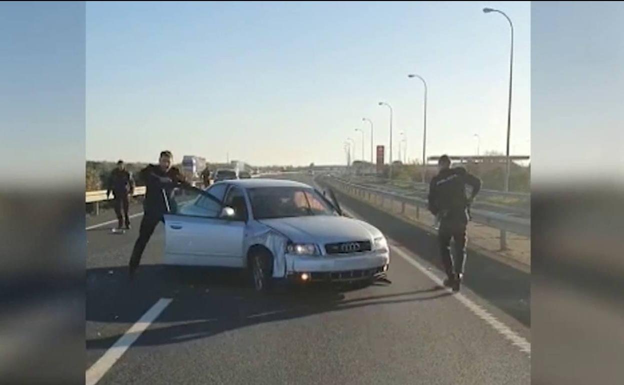 coche detenido en la carretera siendo asistido