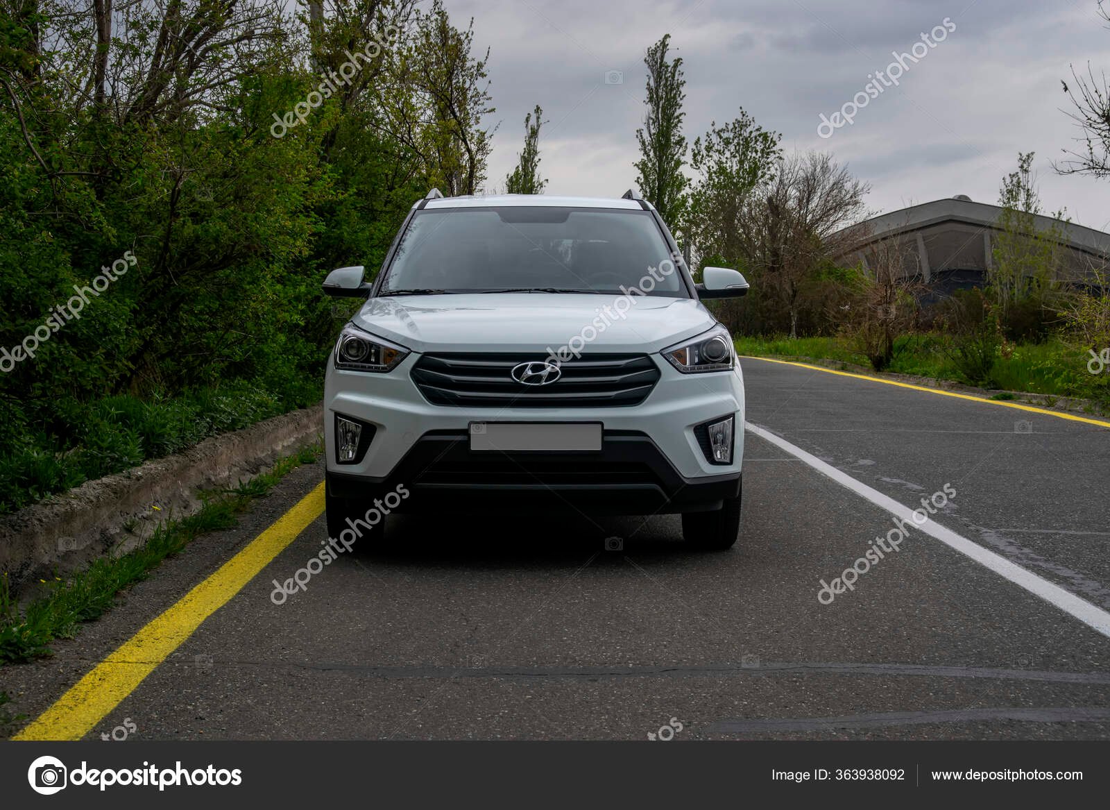 coche hyundai blanco brillante en la carretera