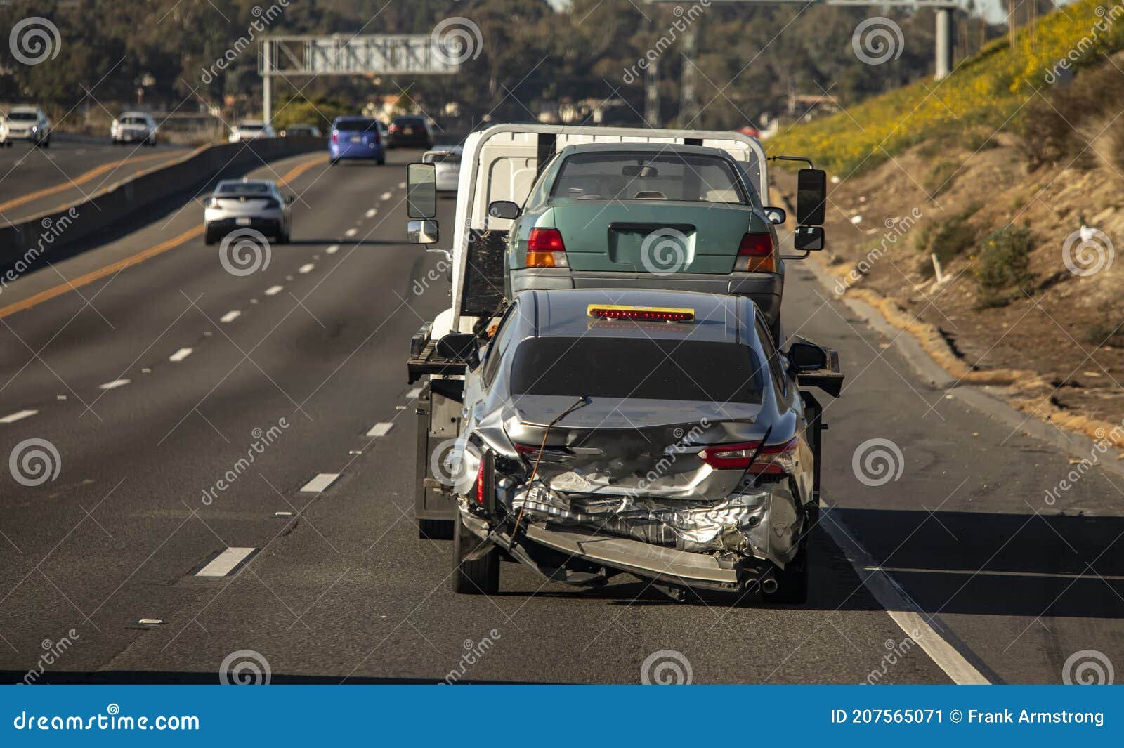 coche siendo remolcado en la carretera