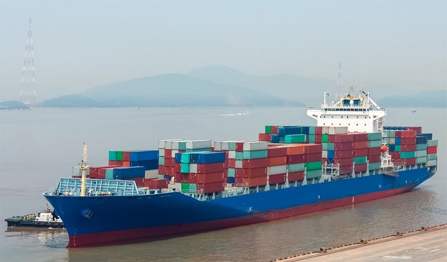 contenedores de carga en puerto maritimo