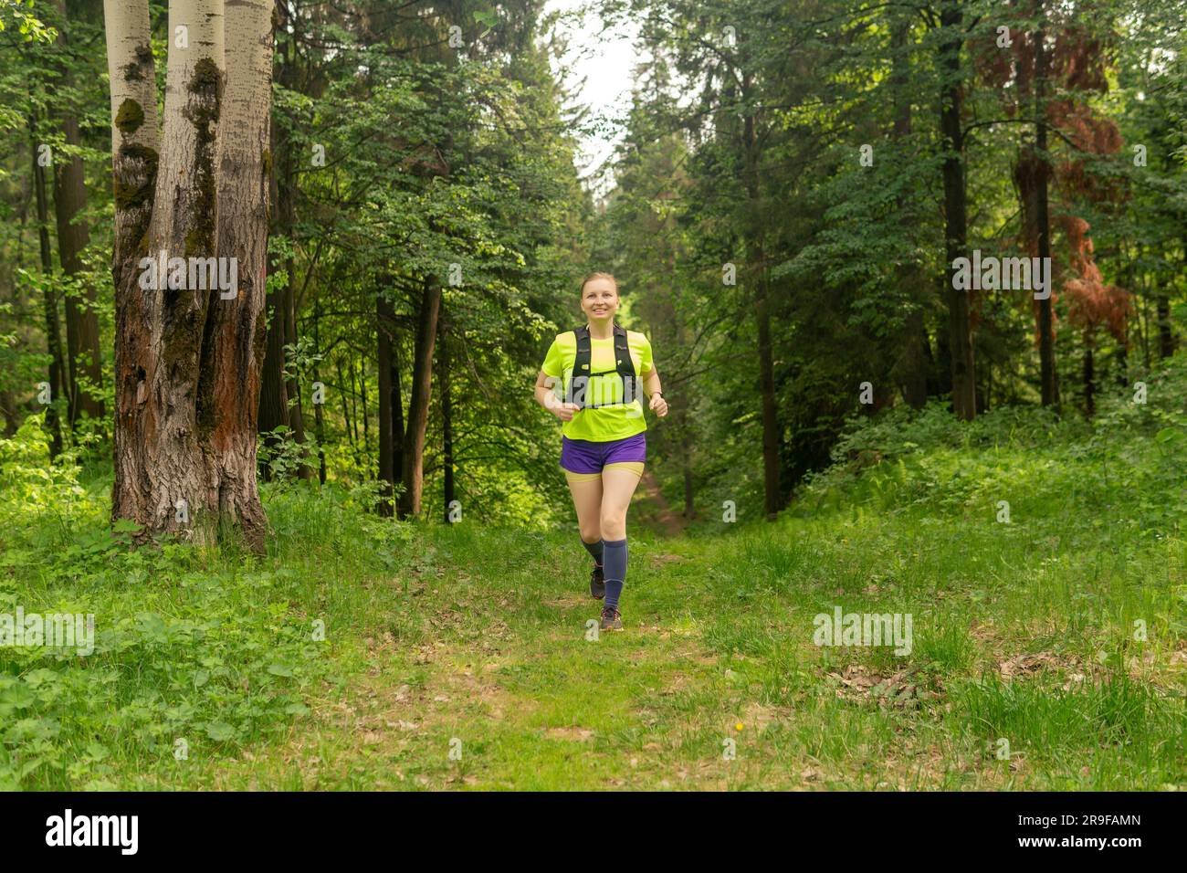 corredor corriendo por un sendero boscoso 1