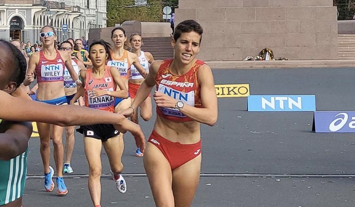 corredor cruzando la meta en una milla