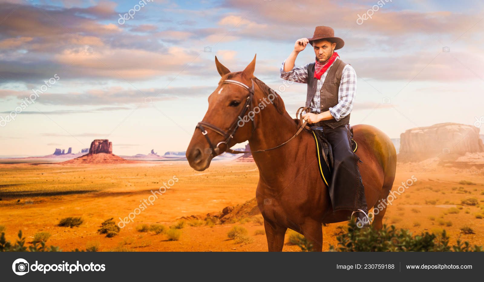cowboy montando a caballo en el desierto