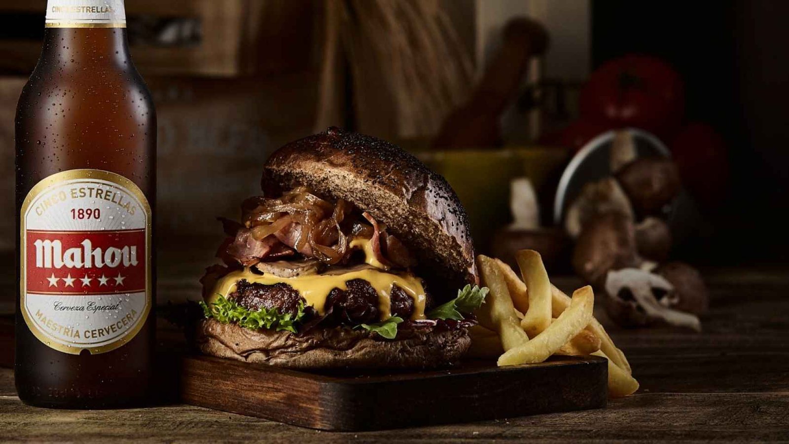 deliciosa hamburguesa gourmet con cerveza artesanal