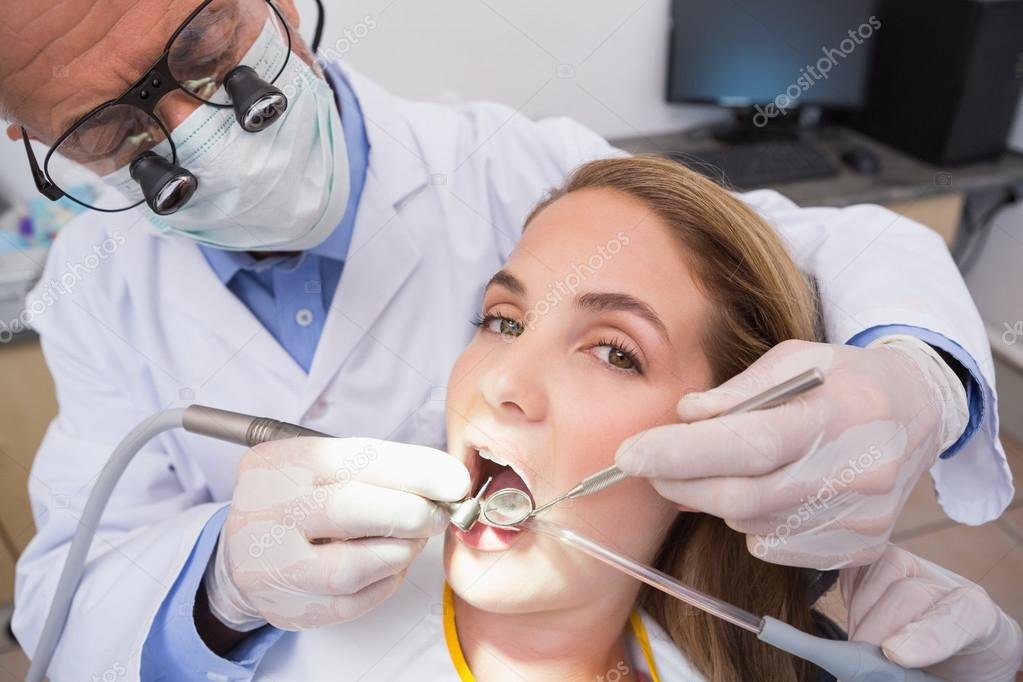 dentista examinando dientes de un paciente