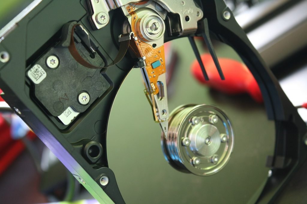 dispositivo de almacenamiento danado siendo reparado