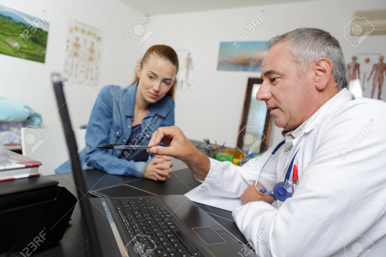 doctor revisando resultados de analisis medicos 1