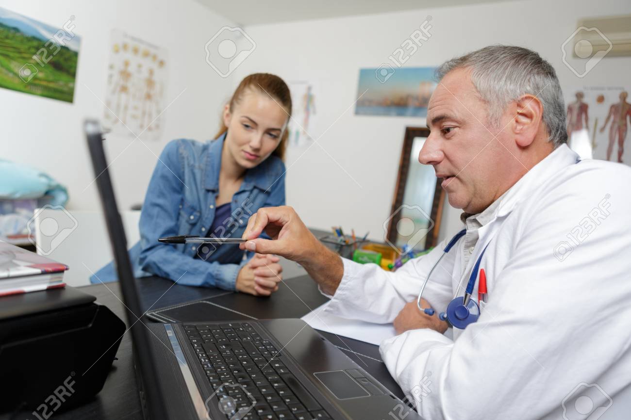 doctor revisando resultados de analisis medicos