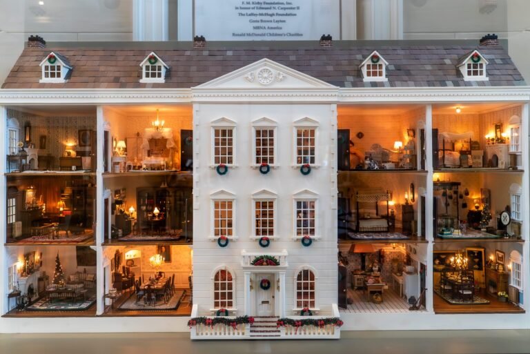 Dolls House Emporium: Exquisite Dolls Houses for Collectors