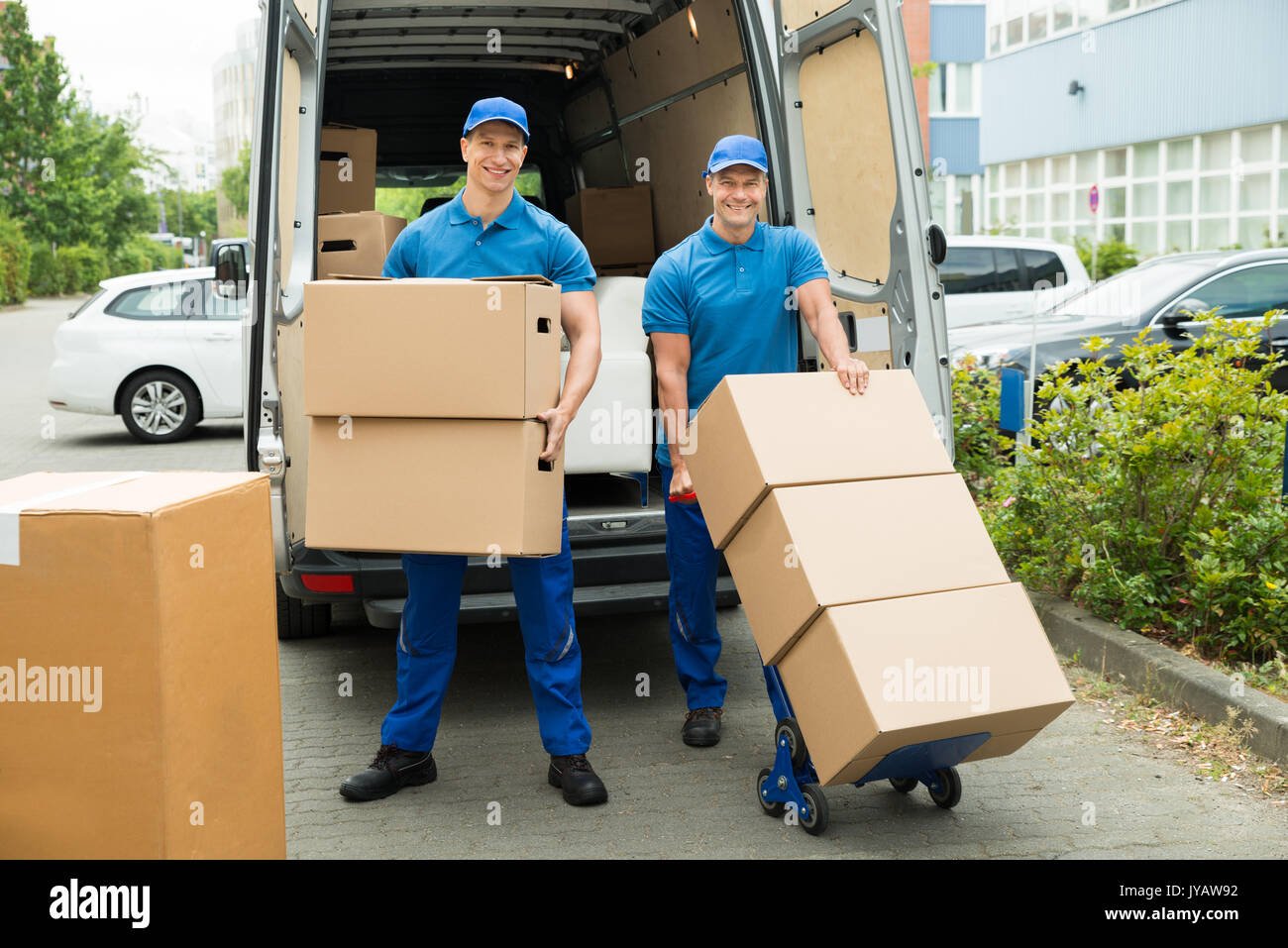 dos hombres cargando cajas de mudanza