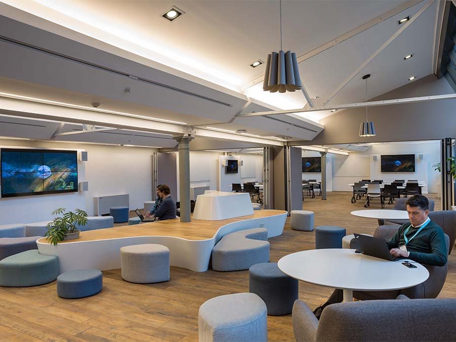 edificio moderno de oficinas corporativas