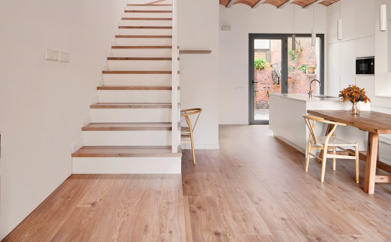 elegante suelo de madera en hogar