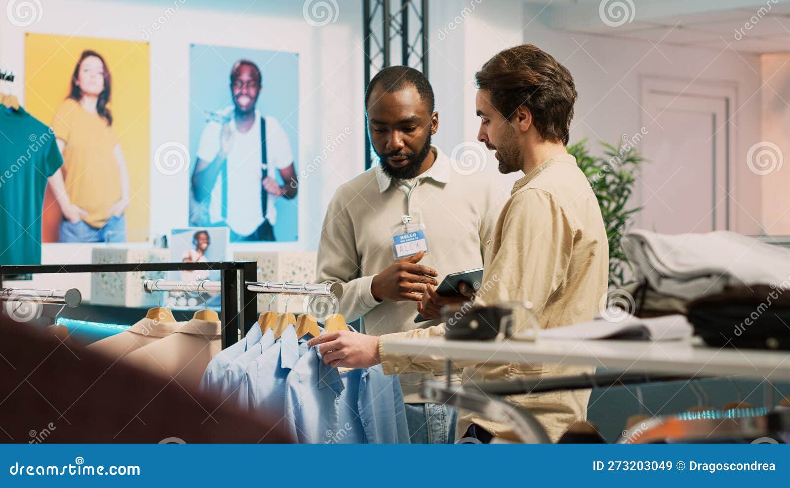 empleados ayudando a clientes en tienda