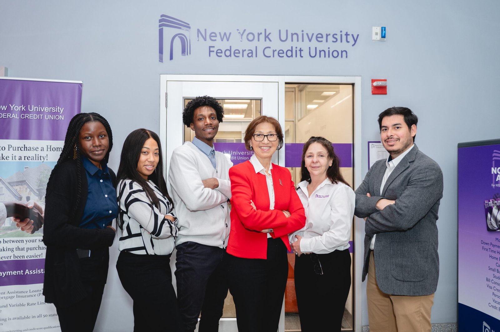 empleados sonriendo dentro de ent credit union