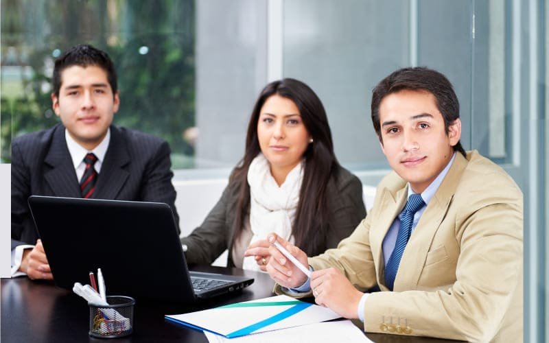 empleados trabajando en una sucursal bancaria