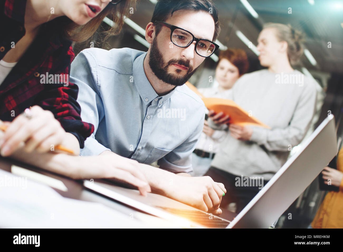 equipo de marketing trabajando en oficina moderna