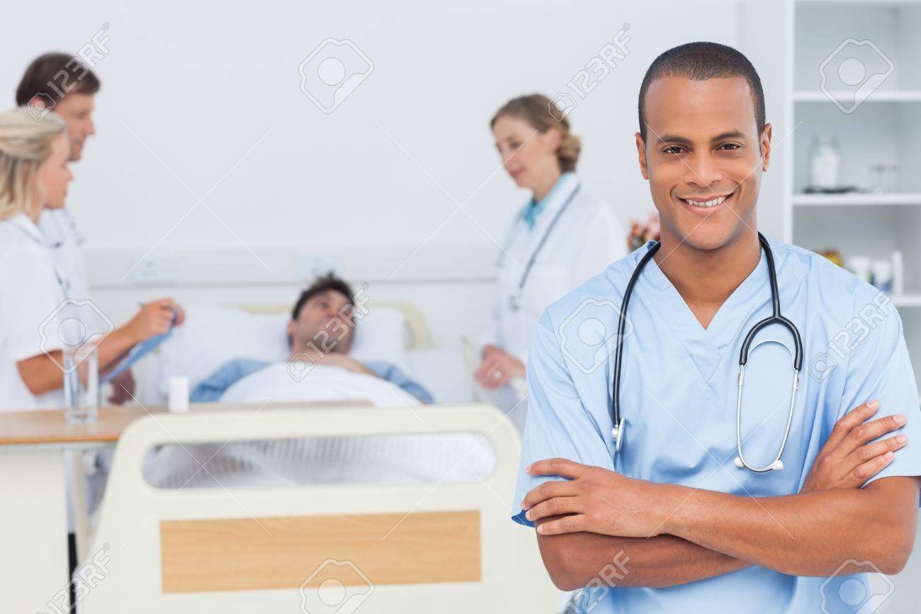 equipo medico atendiendo a pacientes sonriendo