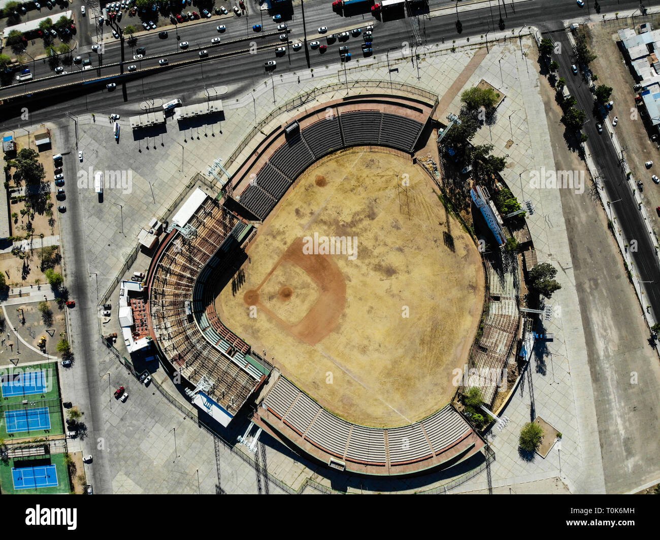 estacionamiento cerca del estadio de beisbol