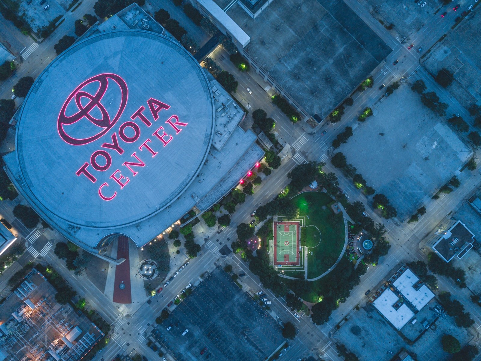 estacionamiento cercano al toyota center en houston