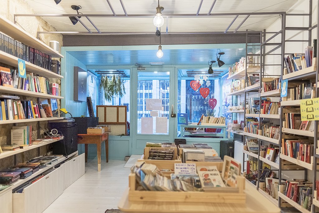 estanteria de libros en libreria local