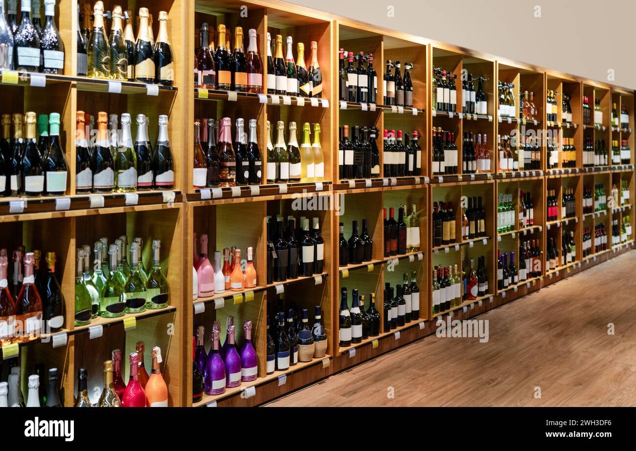 estanteria llena de botellas de vino variadas