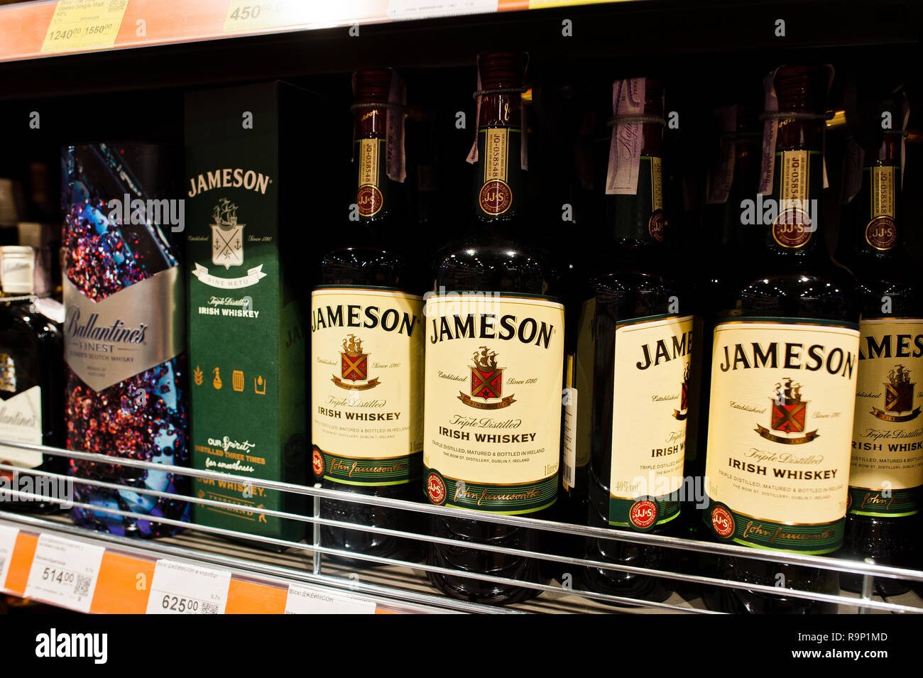 estanteria llena de botellas de whisky irlandes