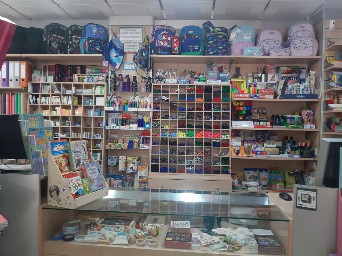 estanterias llenas de materiales de manualidades