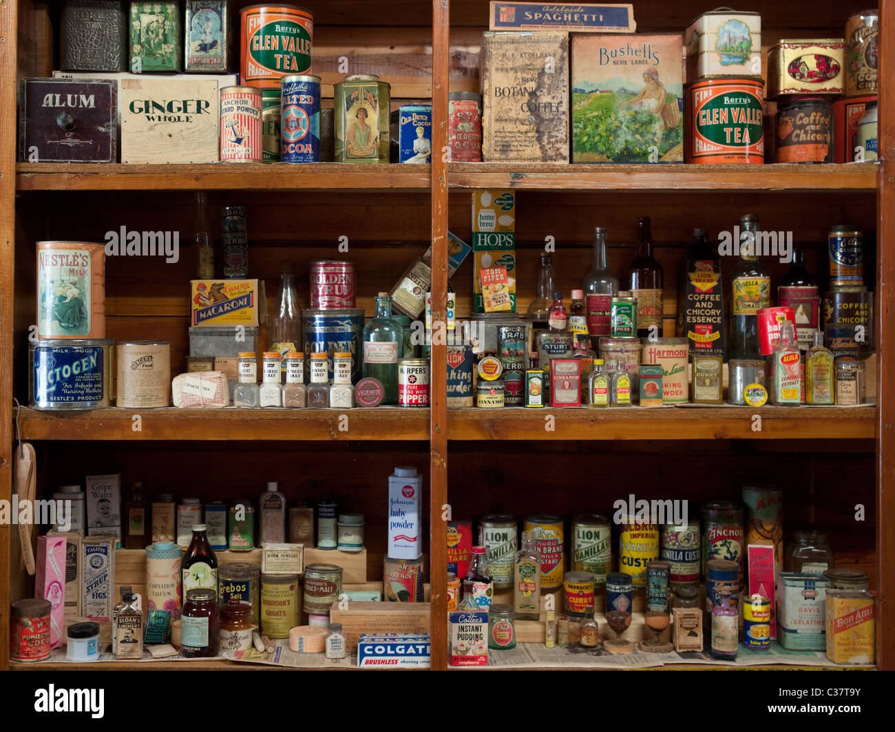 estanterias llenas de suministros de restaurante 1