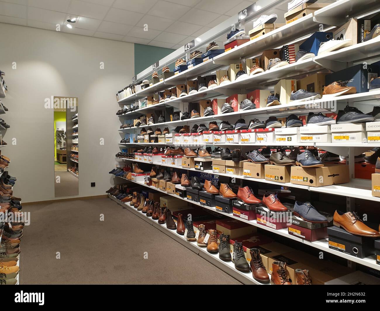 estanterias llenas de zapatos de moda
