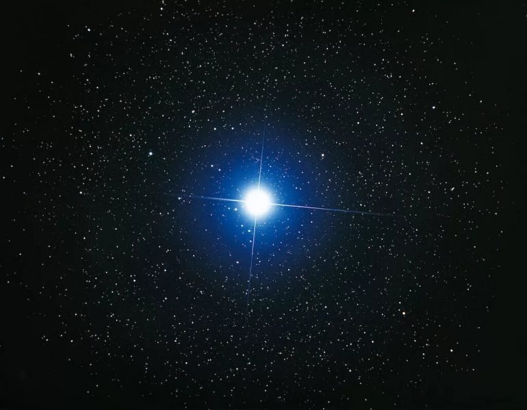 estrella brillante en el cielo nocturno