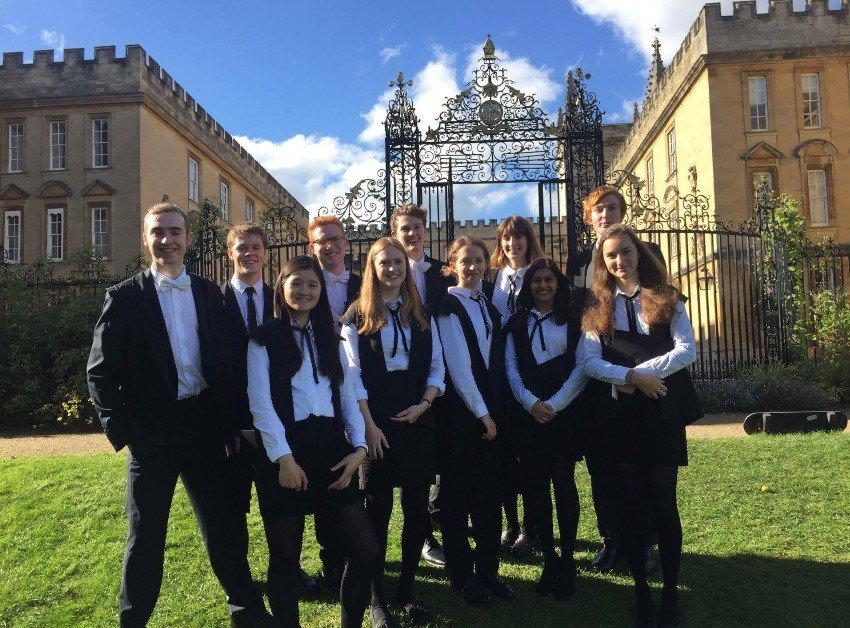 estudiantes disfrutando de la universidad de