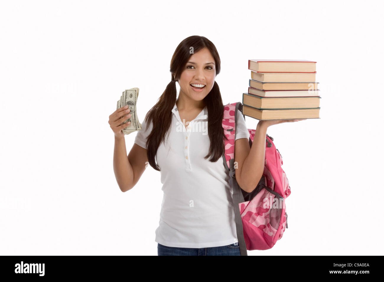 estudiantes felices recibiendo ayuda financiera