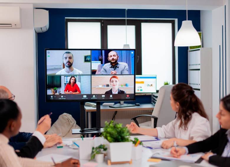 expertos compartiendo informacion en reunion virtual