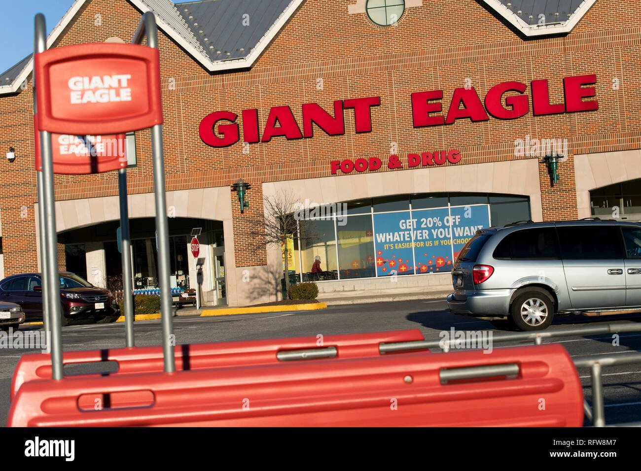 fachada colorida de giant eagle supermarket