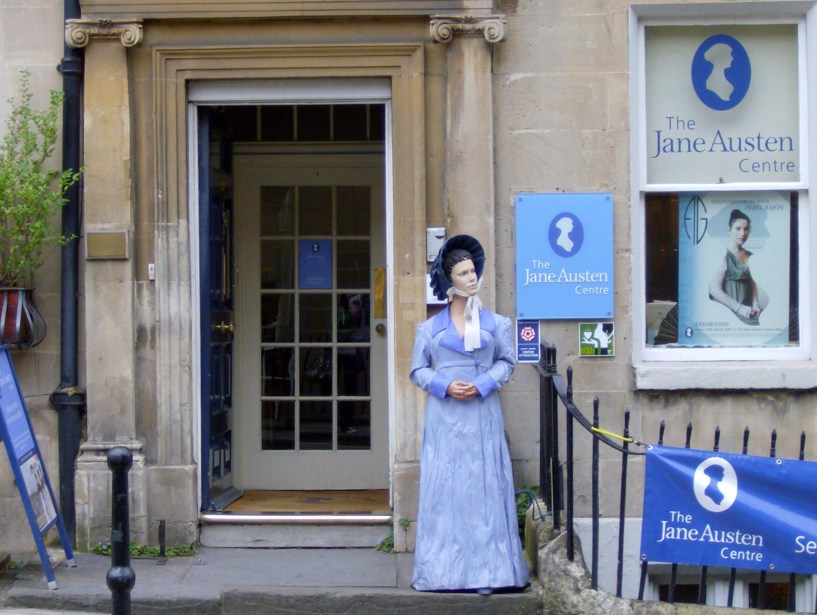 fachada del jane austen centre en bath scaled