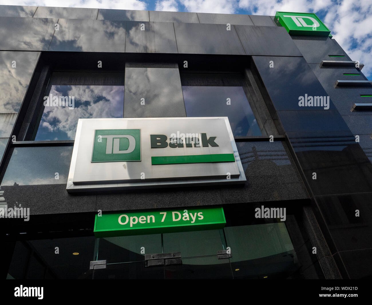 fachada del td bank en new britain