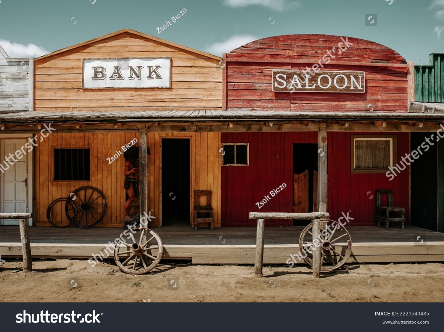 fachada elegante de bank of the west