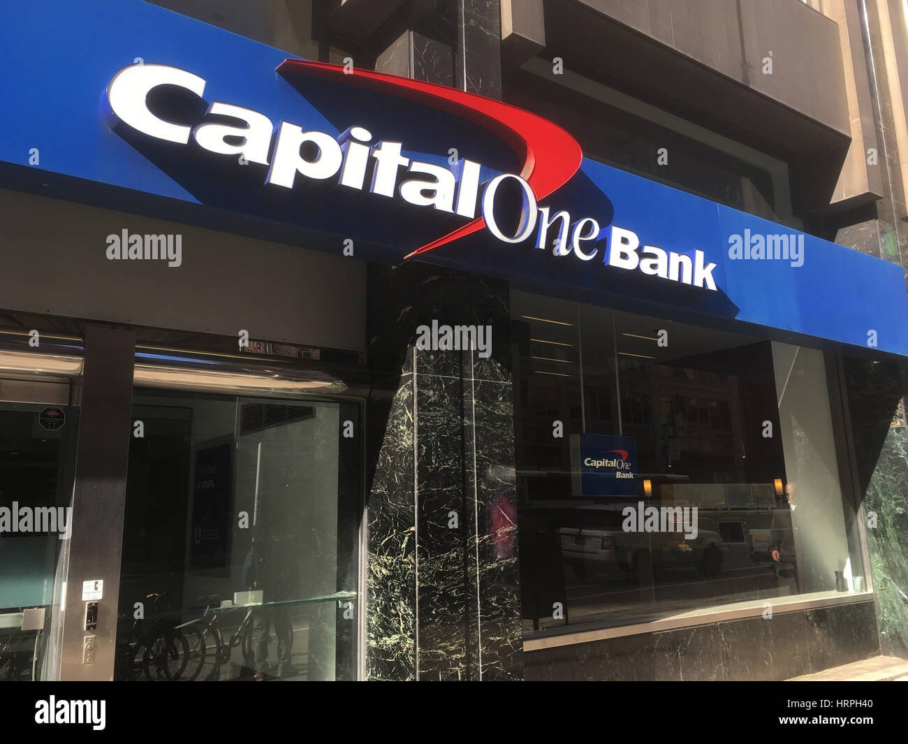 fachada moderna de un banco capital one
