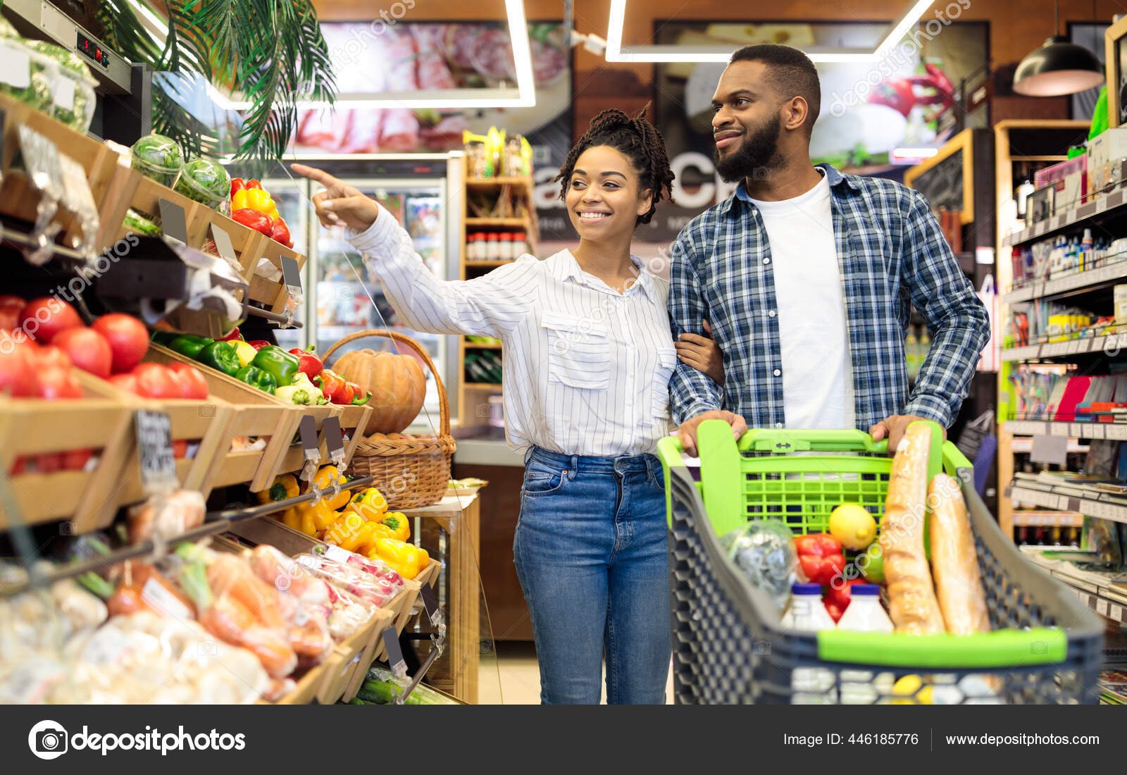 familia comprando en supermercado hy vee