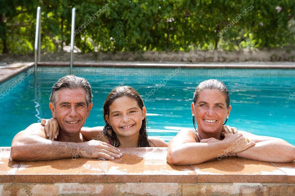 familia disfrutando de la piscina del hotel